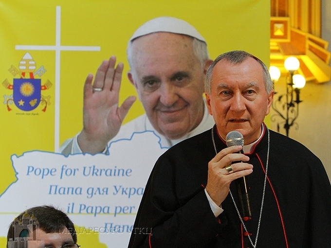 Держсекретар Ватикану в Києві поблагословив родини переселенців, потиснувши їм руки