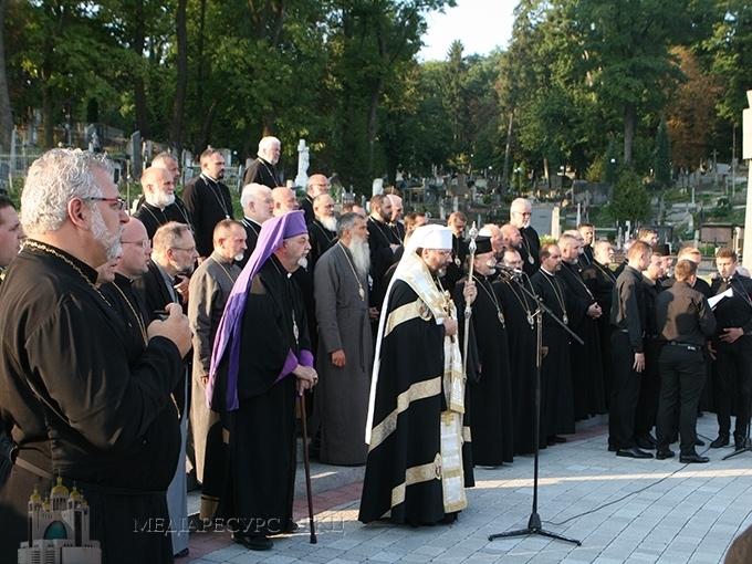 Єпископи УГКЦ на личаківському кладовищі у Львові віддали шану полеглим Українським воїнам