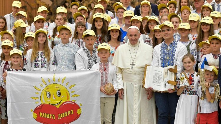 "Книга добра" від українських дітей Папі Франциску