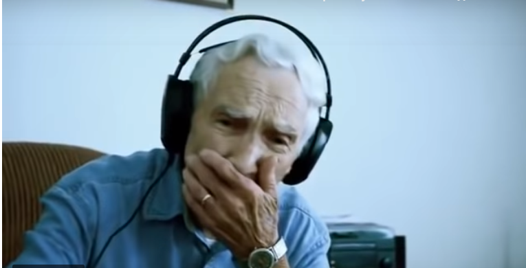 94 –літній пенсіонер присвятив дружині пісню, яка стала хітом на YouTube