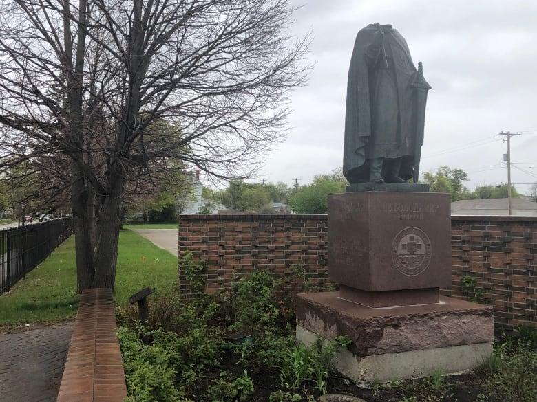 У Канаді відрізали голову і хрест з пам’ятника князю Володимиру біля української церкви