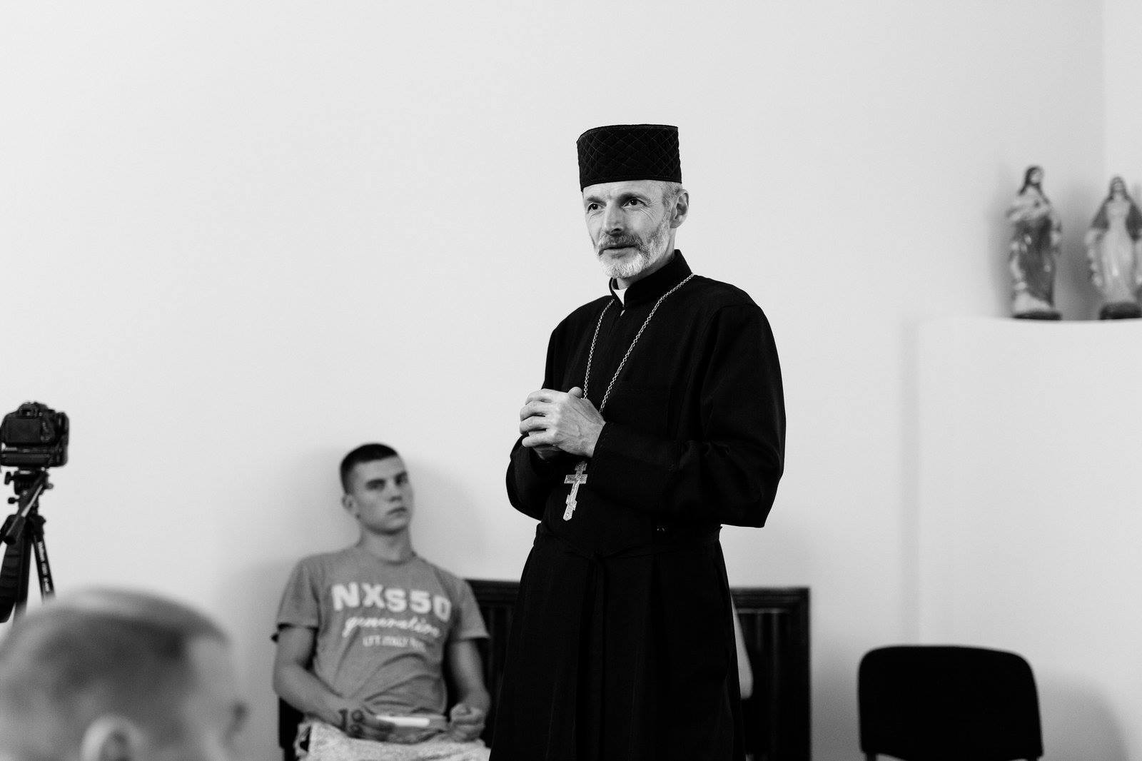 Священник, що організовує виставку картин ув’язнених, потребує допомоги