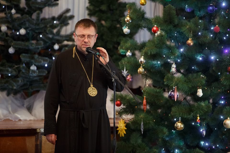 "Зробіть символічні ясла і, чинячи добре діло, покладіть туди соломинку, - радить владика Володимир Груца
