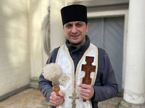 Для чого «пан-отці» ходять з кропилом?