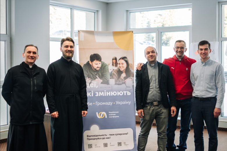 Можливості для громади. У БО “Українська освітня платформа” стартував набір учасників на освітньо-грантову програму “Соціальні інновації громад”
