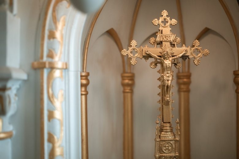 Тим, хто перестав ходити до храму через священника чи інших християн