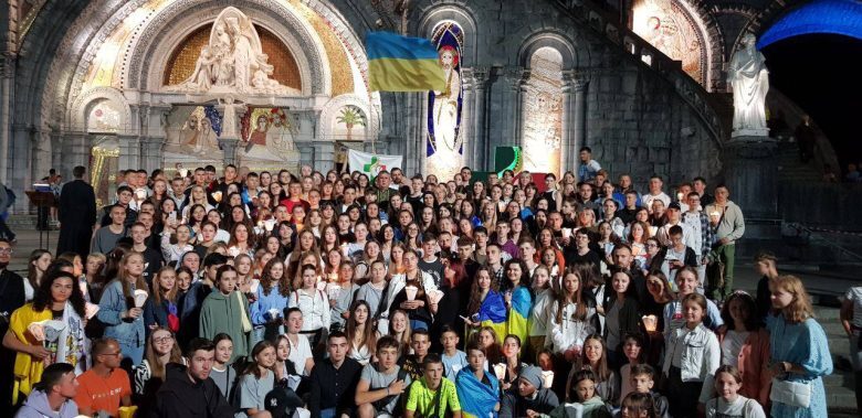 Українська молодь, яка прямує на СДМ, взяла участь у молитовній свічковій ході в Лурді