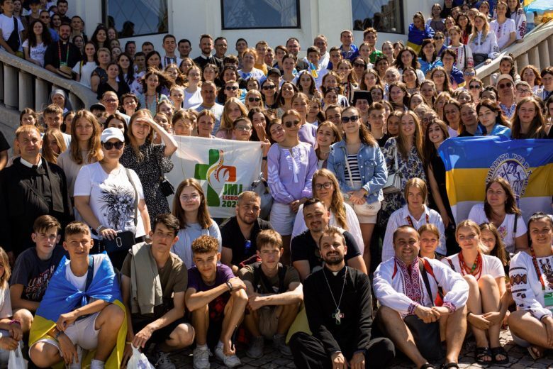 Дорогою до Лісабону українська молодь молилася до Фатімської Богородиці за мир в Україні