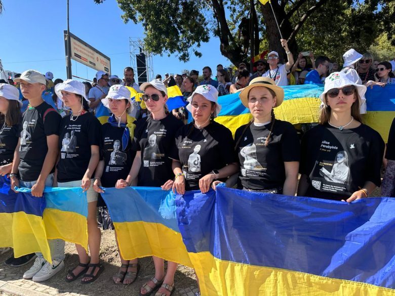 Українська молодь прийшла на Хресну дорогу з Папою у вбранні з портретами українських дітей, вбитих під час війни з росією