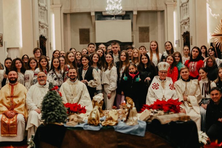 «Хочете йти швидко — біжіть самі, хочете дійти далеко — йдіть разом», — владика Діонісій Ляхович звернувся до української молоді