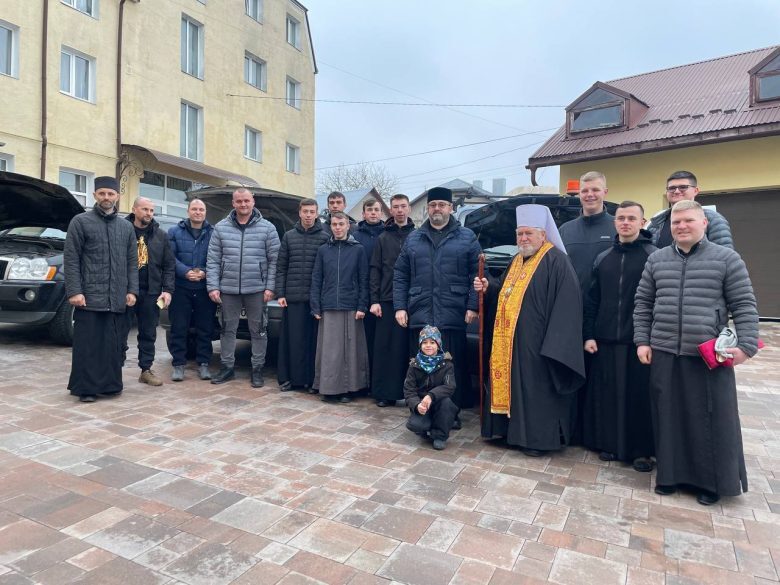 Учасники проєкту #СпоЖити — семінаристи Братства святого Лонгіна — придбали автомобіль для військових